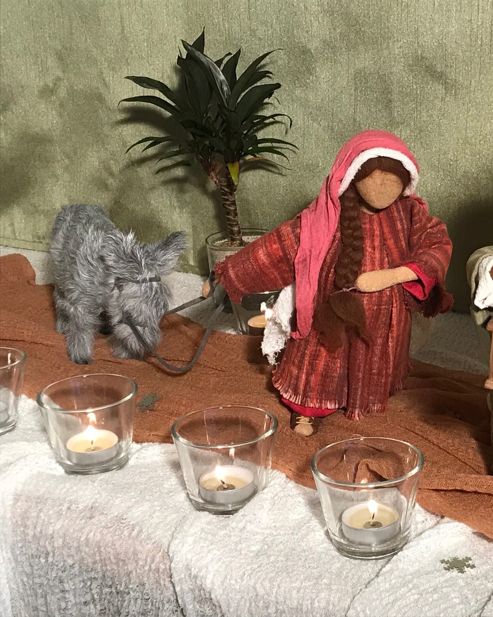Biblische Figuren aus Sisaldraht mit handgewobenen Gewändern