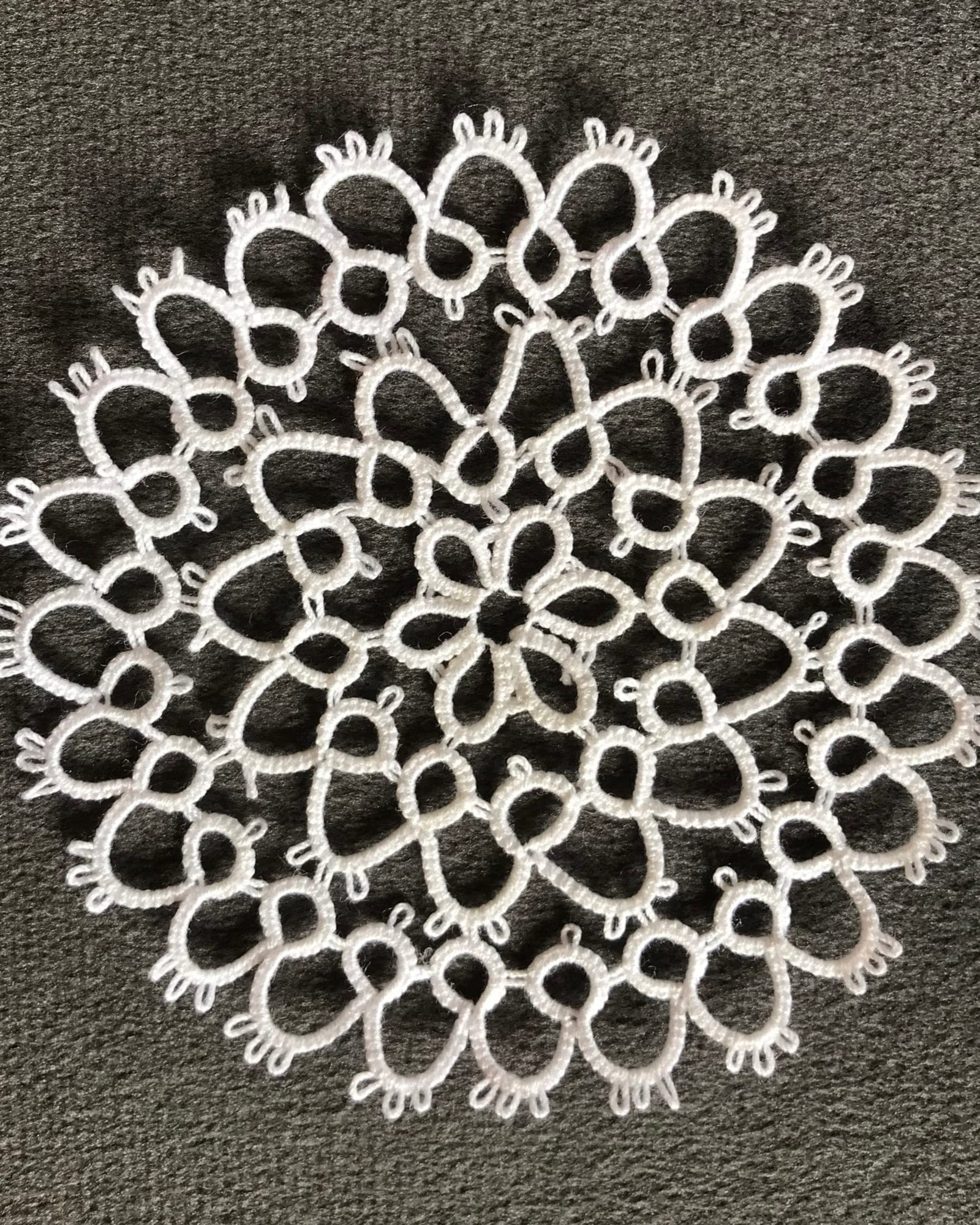 Frivolitée Occhi Spitze mit Schiffchen und Garn
